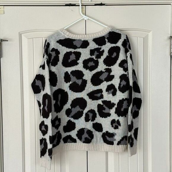 Women's H&M Divided White, Gray, and Black Leopard Print Sweater Size M - Picture 2 of 4